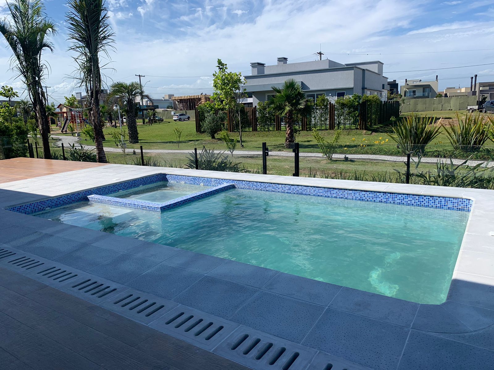 Piscina Deep integrada ao jardim