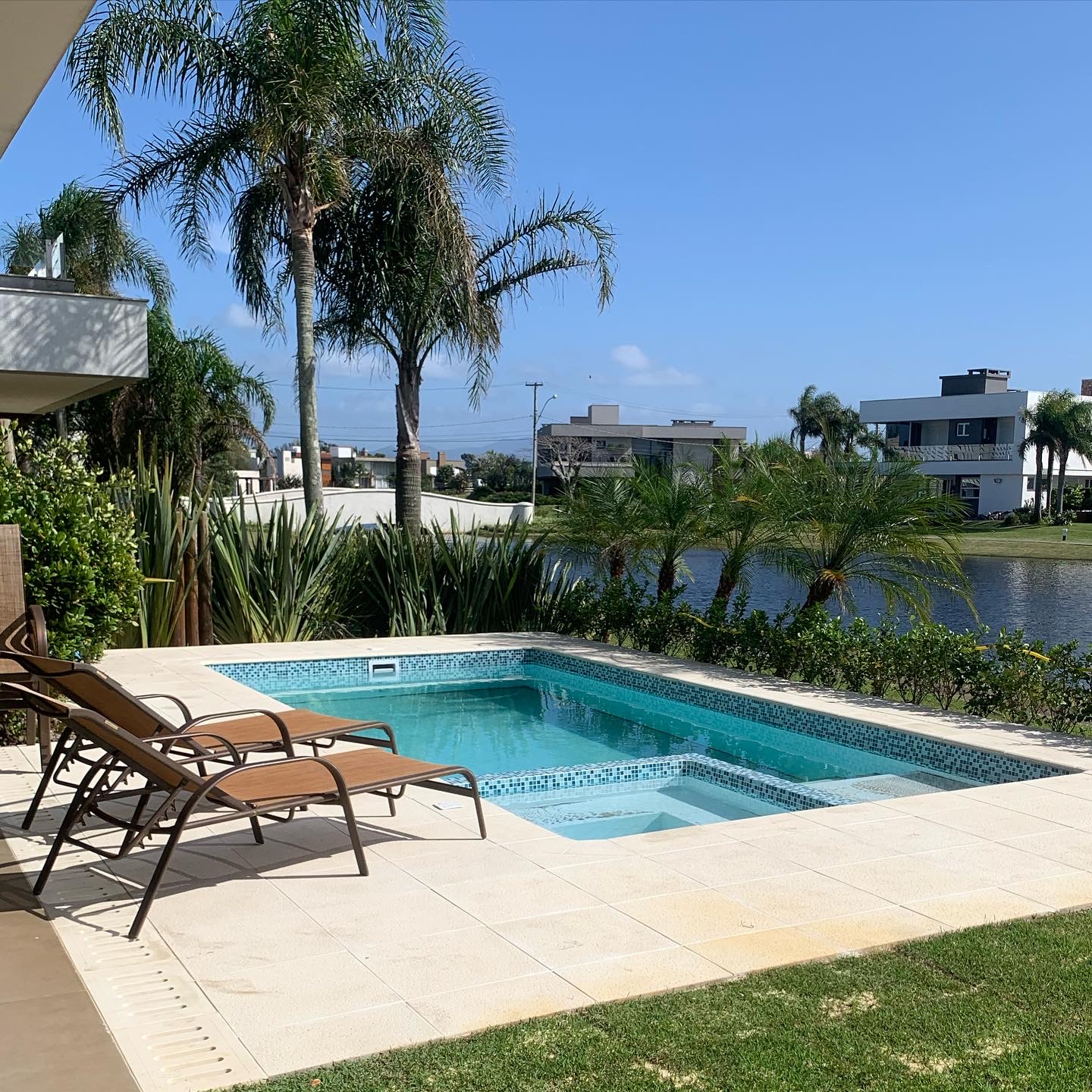 Piscina integrada ao jardim