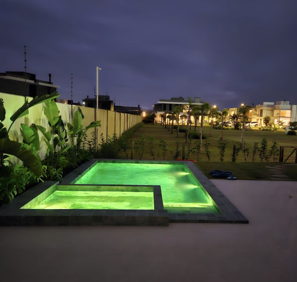 Piscina com iluminação