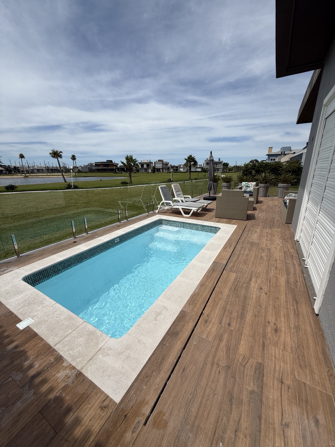 Piscina e área de lazer