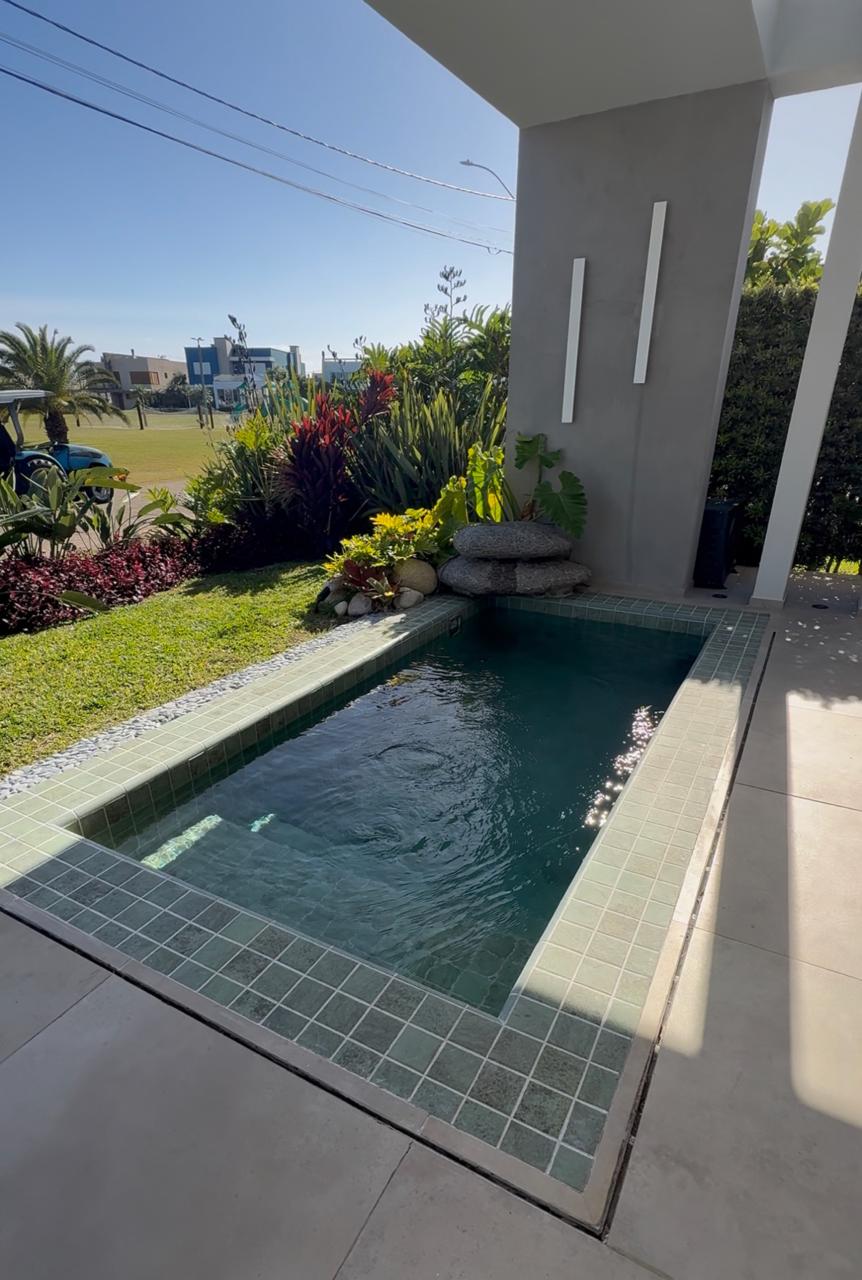 Piscina compacta integrada ao paisagismo